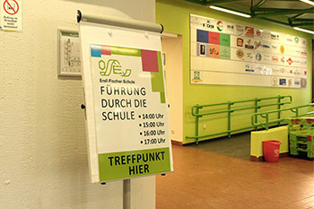 Zu jeder vollen Stunde eine Führung durch die Schule