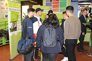 Erfahrungsaustausch im Foyer