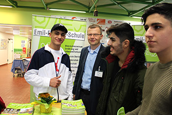 Schüler mit dem stellvertretenden Schulleiter, Herrn Baal